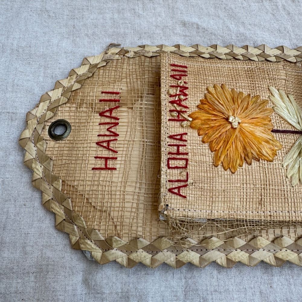 Vintage Hawaii Wall Pocket Letter Holder Woven Lauhala Raffia Floral Tiki MCM - Picture 1 of 11